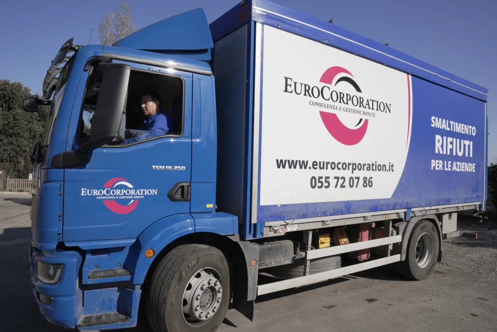 Camion EuroCorporation per il trasporto autorizzato di rifiuti speciali aziendali in Toscana.