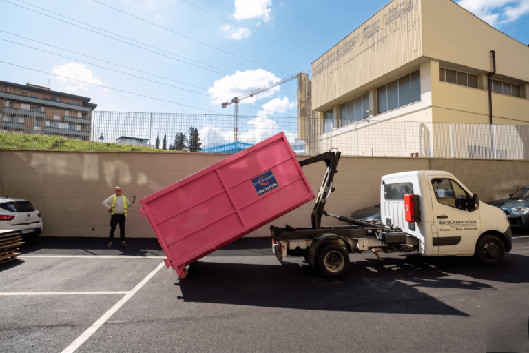 Cassone Scarrabile a noleggio di EuroCorporation in un cantiere