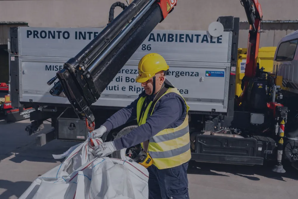  Operatore EuroCorporation aggancia big bag alla gru durante intervento di bonifica ambientale