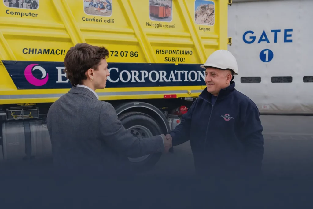 Consulente e operatore EuroCorporation si stringono la mano davanti al cassone per smaltimento rifiuti a Firenze