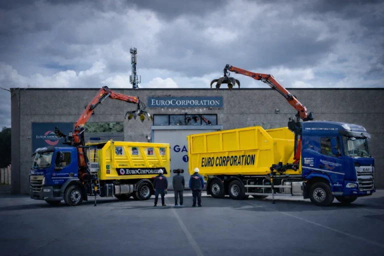 Team e mezzi EuroCorporation schierati nella sede operativa per il trasporto e smaltimento rifiuti a Firenze